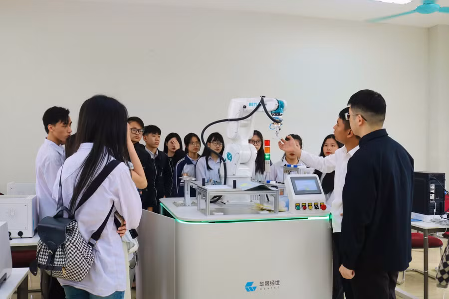 Trường Đại học Thành Đông trao học bổng khối ngành Công nghệ - Kỹ thuật