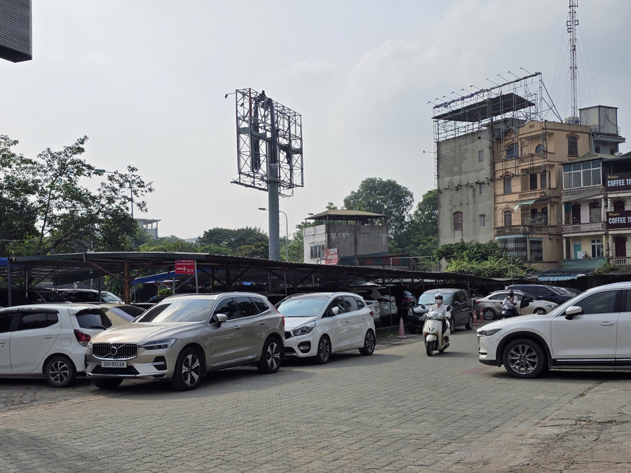 Với khả năng tiếp nhận hàng trăm ô tô, xe máy và tiềm năng bố trí các trạm sạc xe điện, bãi xe tại khu đất trống nút giao Xã Đàn - Giải Phóng (trước trụ sở Tổng Công ty Hàng hải Việt Nam) đang được đánh giá là một trong những điểm đỗ có quy mô lớn nhất, sẵn sàng phục vụ nhu cầu sử dụng phương tiện xanh của người dân Thủ đô. a3.jpg