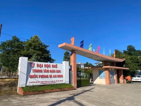 Đại học Huế: Bất thường xung quanh việc sinh viên nhập viện sau ăn sáng