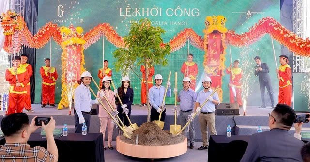 Tại buổi lễ khởi công, bà Nguyễn Phương Anh - Phó Tổng Giám đốc Tập đoàn Tân Á Đại Thành kiêm Phó Tổng Giám đốc thường trực MEYGROUP cho biết: "Cảm hứng từ vẻ đẹp vượt thời gian đã được chúng tôi chuyển hóa thành triết lý phát triển xuyên suốt của dự án - đó là kiến tạo nên một không gian sống mang tính bền vững, đề cao yếu tố thiên nhiên, văn hóa và kết nối cộng đồng. Galia Hanoi không chỉ đơn thuần là một dự án nhà ở, mà còn là lời tuyên ngôn về phong cách sống đương đại - sang trọng, tinh tế và nhiều chiều sâu". a4.jpg