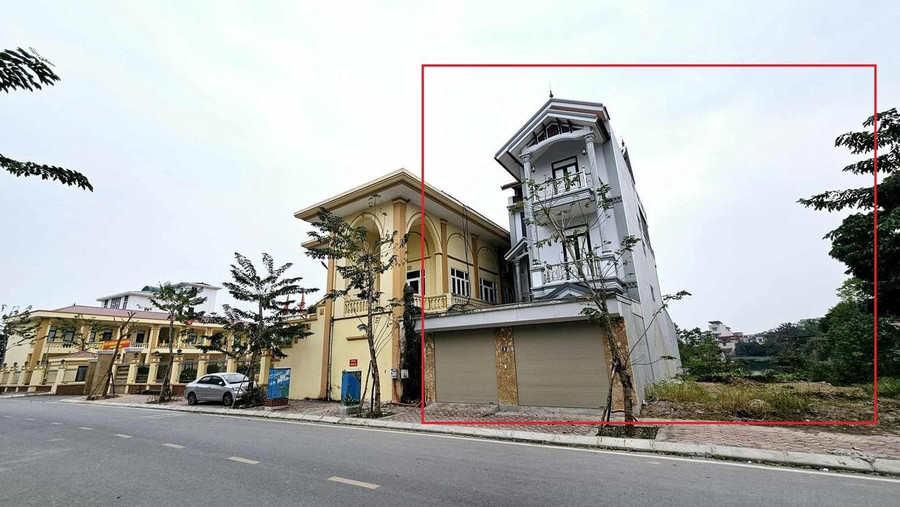 Khu vực lấn chiếm đất công d nằm gần trụ sở UBND thị trấn Phú Xuyên . Ảnh: ND 676542b72c9e6cb4a56fd8e6.jpg