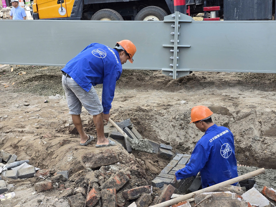 Ngay sau khi dỡ bỏ tòa nhà "hàm cá mập", các trụ lớn đã được xây dựng sát tường tòa nhà số 7 Đinh Tiên Hoàng để lắp màn hình LED. Phường Hoàn Kiếm cũng đang chỉnh trang mặt đứng các công trình trên các tuyến phố Đinh Tiên Hoàng, phố Cầu Gỗ và đầu phố Hàng Đào. k7.jpg