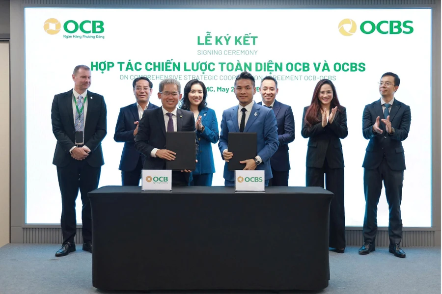 Ông Phạm Hồng Hải – Tổng Giám đốc OCB và Ông Nguyễn Đức Quân Tùng – Thành viên HĐQT kiêm Tổng Giám đốc OCBS đại diện ký kết thỏa thuận hợp tác chiến lược toàn diện