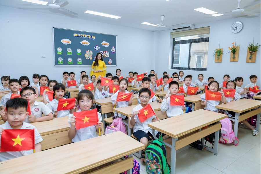 Rạng rỡ trong lớp học, cùng cờ Tổ quốc Rạng rỡ trong lớp học, cùng cờ Tổ quốc