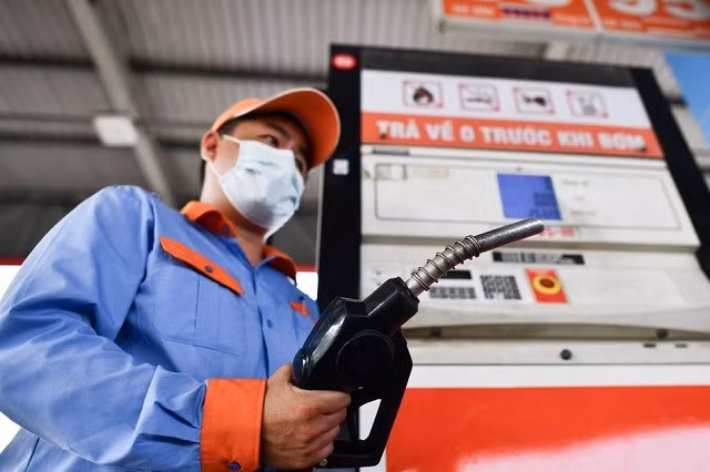 Giá xăng vượt 20.000 đồng một lít