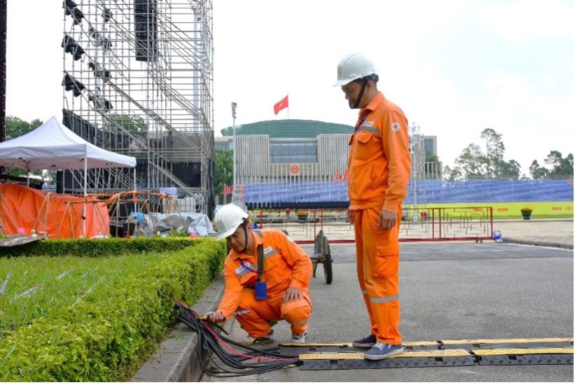 EVNHANOI kiểm tra tình trạng vận hành hệ thống điện tại Quảng trường Ba Đình picture1-2580.jpg