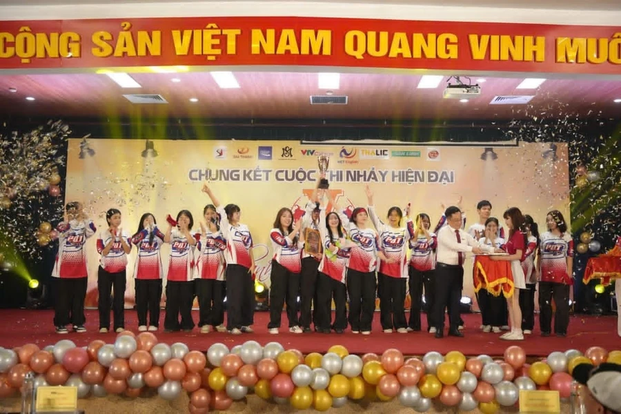 P.O.T CREW đến từ Trường THPT Phan Đình Phùng (Hà Nội) đã xuất sắc trở thành Quán quân V-FIRE 2025