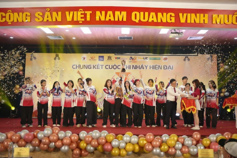 P.O.T CREW đến từ Trường THPT Phan Đình Phùng (Hà Nội) đã xuất sắc trở thành Quán quân V-FIRE 2025