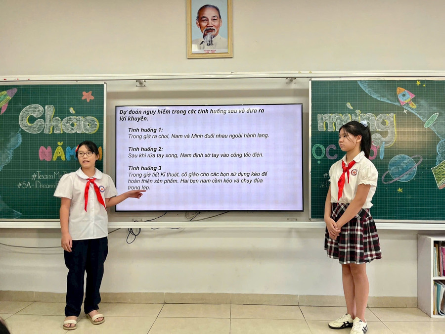Học sinh thảo luận tình huống trong tiết học đầu tiên về phòng tránh tai nạn thương tích Học sinh thảo luận tình huống trong tiết học đầu tiên về phòng tránh tai nạn thương tích