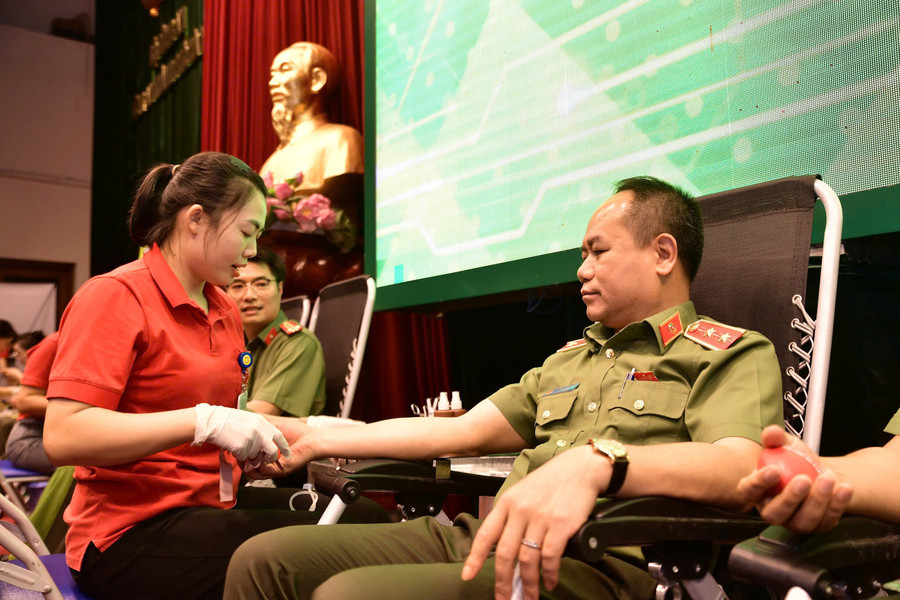 Trung tướng Nguyễn Thanh Tùng, Giám đốc Công an thành phố Hà Nội hiến máu tại lễ phát động. z6674150188299-4fa8e3c2c901a0f6529f12d754595877.jpg