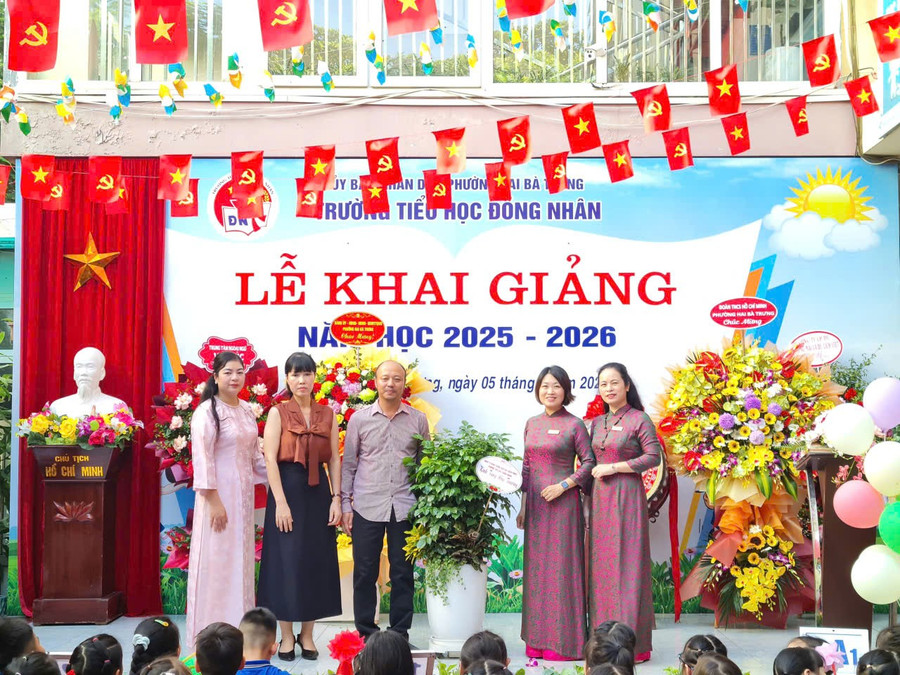 Đại diện UBND phường Hai Bà Trưng cùng hội cha, mẹ, phụ huynh học sinh gửi những đoá hoa tươi thắm chúc mừng cô và trò Trường Tiểu học Đồng Nhân trong buổi lễ khai giảng năm học mới a2.jpg