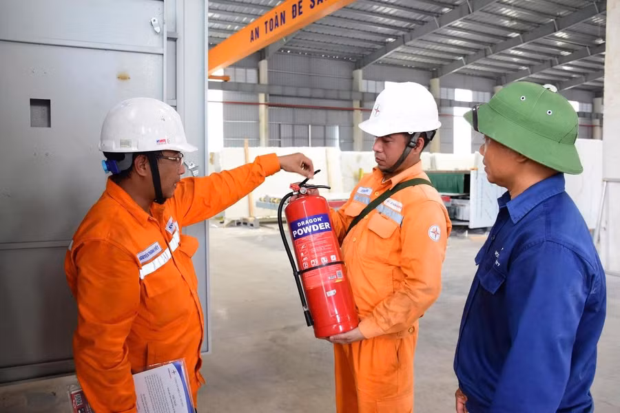 Các cơ sở sản xuất, kinh doanh cần thường xuyên kiểm tra hệ thống điện để kịp thời phát hiện và xử lý các hư hỏng.