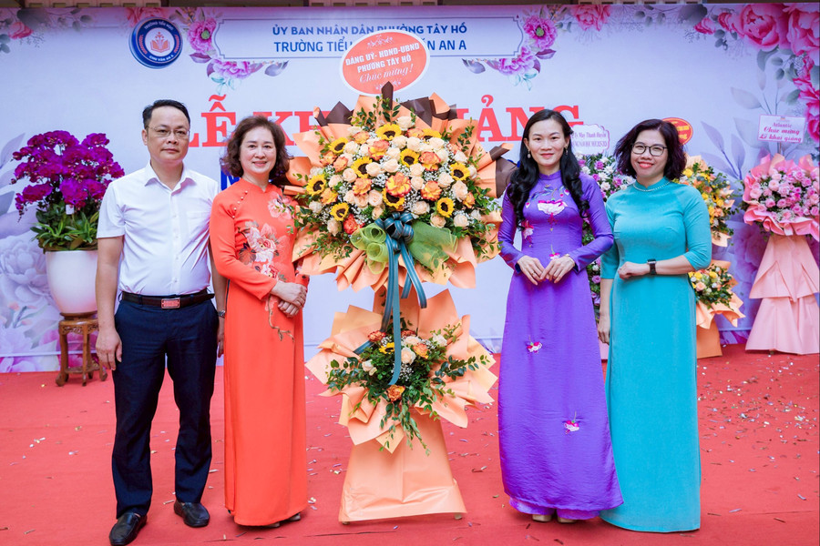 Bà Chử Phùng Lệ Giang – Trưởng phòng Văn hóa – Xã hội phường Tây Hồ và ông Nguyễn Hải Linh – Phó Trưởng phòng Kinh tế, Hạ tầng đô thị phường Tây Hồ chúc mừng nhà trường Bà Chử Phùng Lệ Giang – Trưởng phòng Văn hóa – Xã hội phường Tây Hồ và ông Nguyễn Hải Linh – Phó Trưởng phòng Kinh tế, Hạ tầng đô thị phường Tây Hồ chúc mừng nhà trường