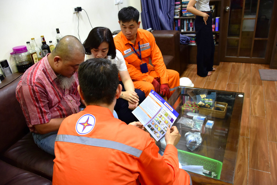 Công nhân EVNHANOI tuyên truyền phòng, chống cháy nổ tại các hộ gia đình. dsc-7813.jpg