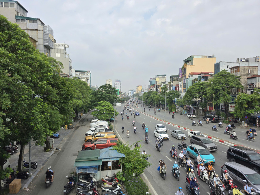 Các đơn vị liên quan tại Hà Nội đang gấp rút khảo sát, triển khai các vị trí dự kiến làm bãi đỗ xe kết hợp trạm sạc điện, nhằm chuẩn bị cho lộ trình cấm xe máy chạy xăng từ Vành đai 1. Hiện 4 vị trí trọng điểm ở khu vực phía Nam Vành đai 1 đang được xem xét. a1.jpg