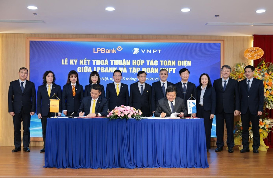 Ông Vũ Quốc Khánh,Tổng Giám đốc LPBank (trái) và ông Huỳnh Quang Liêm, Thành viên HĐTV kiêm Tổng Giám đốc Tập đoàn VNPT (phải) ký kết thoả thuận hợp tác toàn diện dưới sự chứng kiến của đại diện lãnh đạo hai bên. Ông Vũ Quốc Khánh,Tổng Giám đốc LPBank (trái) và ông Huỳnh Quang Liêm, Thành viên HĐTV kiêm Tổng Giám đốc Tập đoàn VNPT (phải) ký kết thoả thuận hợp tác toàn diện dưới sự chứng kiến của đại diện lãnh đạo hai bên.