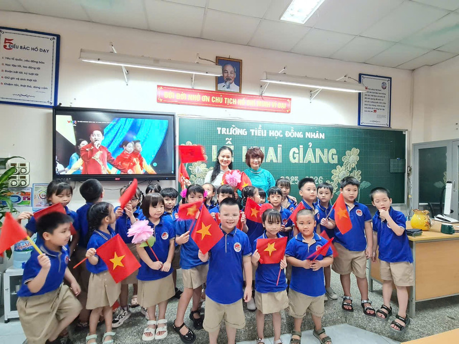 Những nụ cười rạng ngời của cô và trò trong ngày khai giảng. b9.jpg