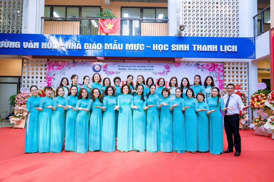 Tập thể cán bộ, giáo viên Trường Tiểu học Chu Văn An A (phường Tây Hồ) trong lễ khai giảng năm học 2025–2026 Tập thể cán bộ, giáo viên Trường Tiểu học Chu Văn An A (phường Tây Hồ) trong lễ khai giảng năm học 2025–2026