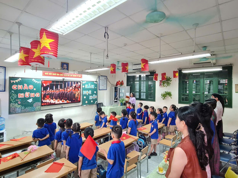 Đây là lần đầu tiên, tất cả các cơ sở giáo dục trên cả nước sẽ chào cờ, hát Quốc ca cùng một thời điểm trong lễ khai giảng năm học mới. b11.jpg