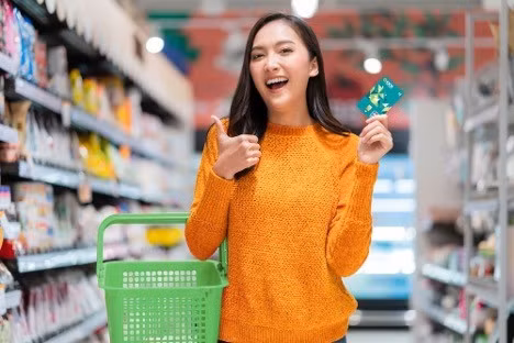 Tận dụng ưu đãi thẻ ghi nợ, xu hướng tiêu dùng thông minh của giới trẻ