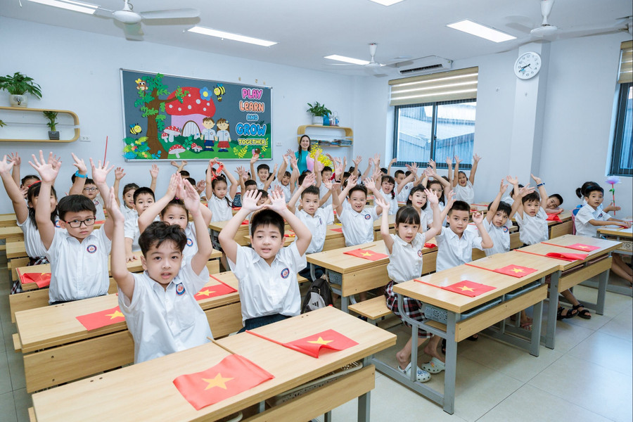 Học sinh hứng khởi trong giờ sinh hoạt đầu năm học mới Học sinh hứng khởi trong giờ sinh hoạt đầu năm học mới