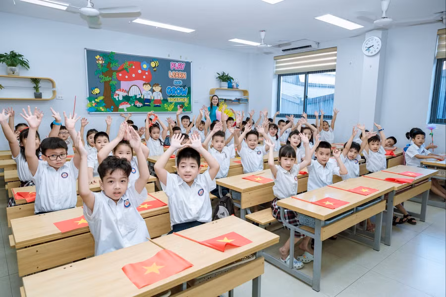 Học sinh hứng khởi trong giờ sinh hoạt đầu năm học mới