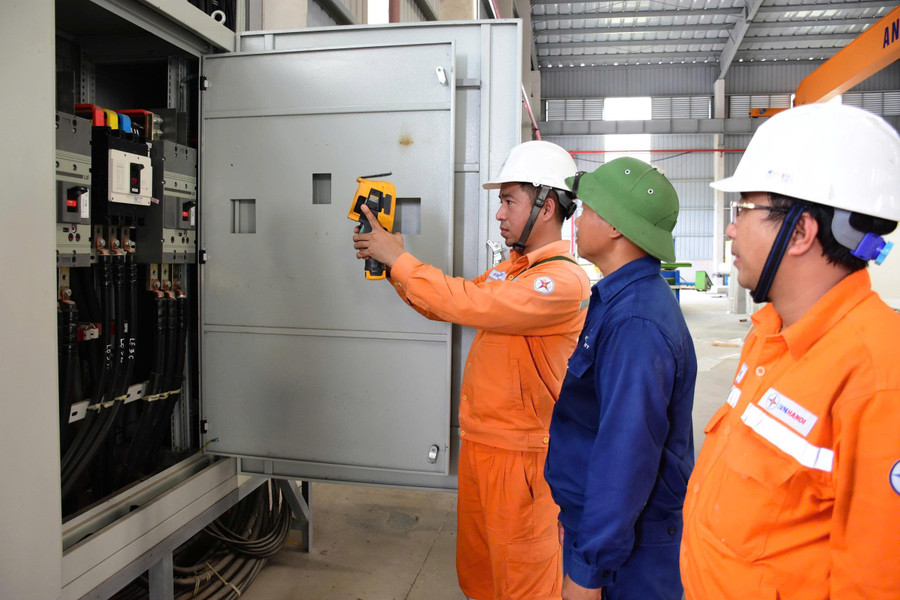 EVNHANOI thường xuyên tuyên truyền về sử dụng điện an toàn và phòng chống cháy nổ tới các cơ sở sản xuất, kinh doanh. z6718583099606-36cc7a13448dde2e7769da6a351cf542.jpg