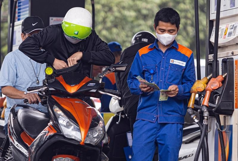 Giá xăng tiếp tục giảm trong ngày 17/4