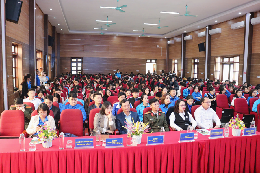 Các đại biểu, lãnh đạo, cán bộ Trường Đại học Thành Đông tham dự và chỉ đạo chương trình.