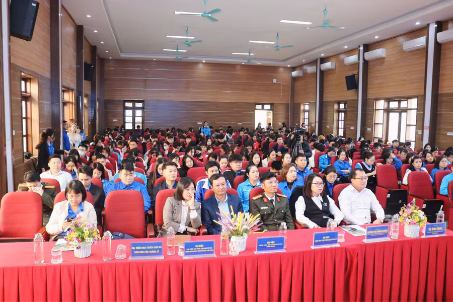 Các đại biểu, lãnh đạo, cán bộ Trường Đại học Thành Đông tham dự và chỉ đạo chương trình.