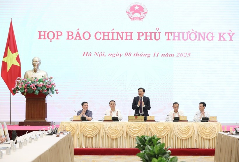 Bộ trưởng, Chủ nhiệm Văn phòng Chính phủ Trần Văn Sơn, Người phát ngôn của Chính phủ và lãnh đạo bộ, ngành tại buổi họp báo.