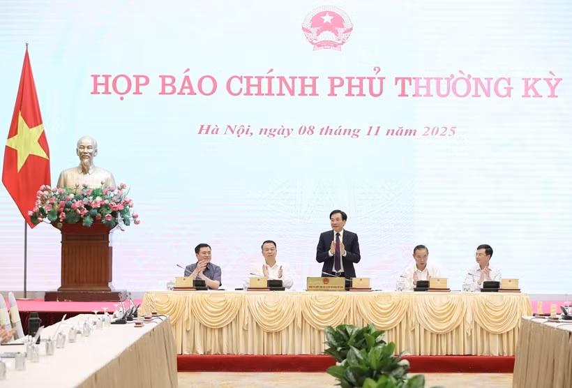 Bộ trưởng, Chủ nhiệm Văn phòng Chính phủ Trần Văn Sơn, Người phát ngôn của Chính phủ và lãnh đạo bộ, ngành tại buổi họp báo.