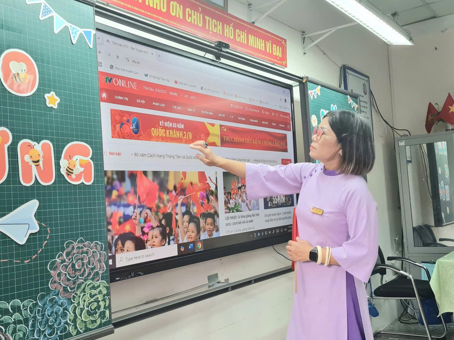 Khâu chuẩn bị làm lễ chào cờ được thực hiện qua hình thức trực tuyến b10.jpg