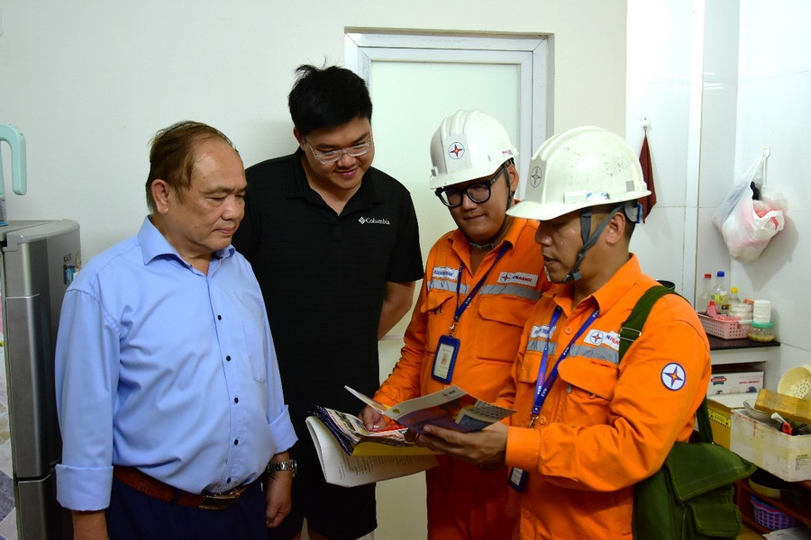 Công nhân EVNHANOI phối hợp với tổ dân phố tuyên truyền an toàn điện, phòng chống cháy nổ tại nhà trọ thuộc phường Hà Đông a2.jpg
