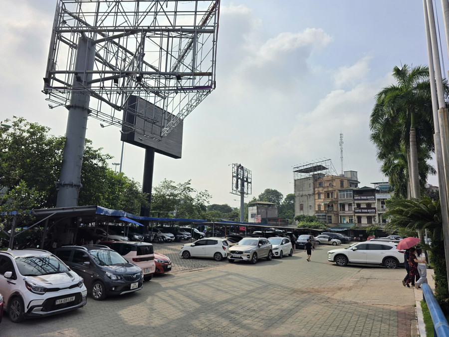 Vị trí bãi đất trống trước trụ sở Tổng Công ty Hàng Hải Việt Nam tại nút giao Xã Đàn - Giải Phóng. a2.jpg