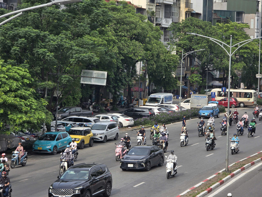 Khu đất trống từ số nhà 621 đến 768 đường Đê La Thành là bãi xe thứ ba được Hà Nội đưa vào danh sách khảo sát để phát triển thành điểm đỗ xe kết hợp trạm sạc điện. a6.jpg