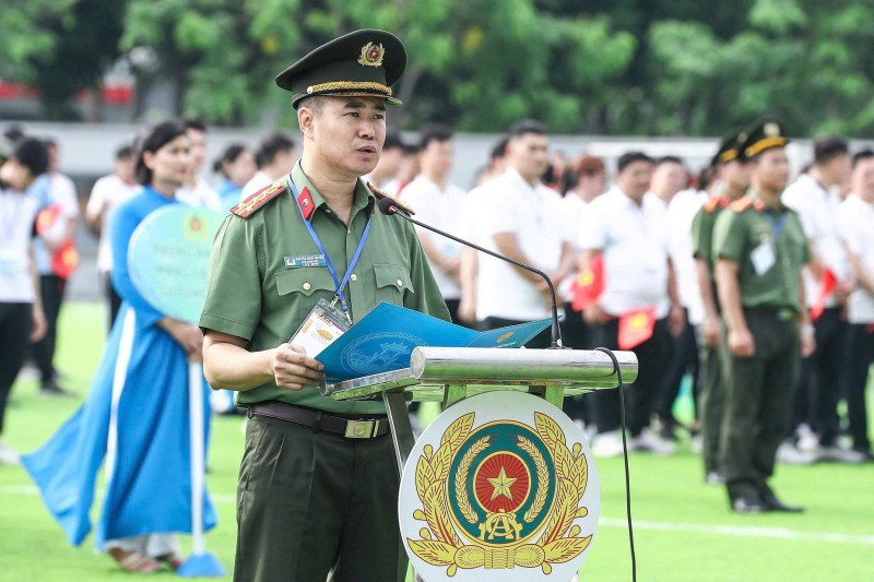 Ông Nguyễn Ngọc Quyền, Phó Giám đốc Công an TP Hà Nội phát biểu tại lễ khai mạc. 4d36707caa431d1d4452-1750738117141.jpg