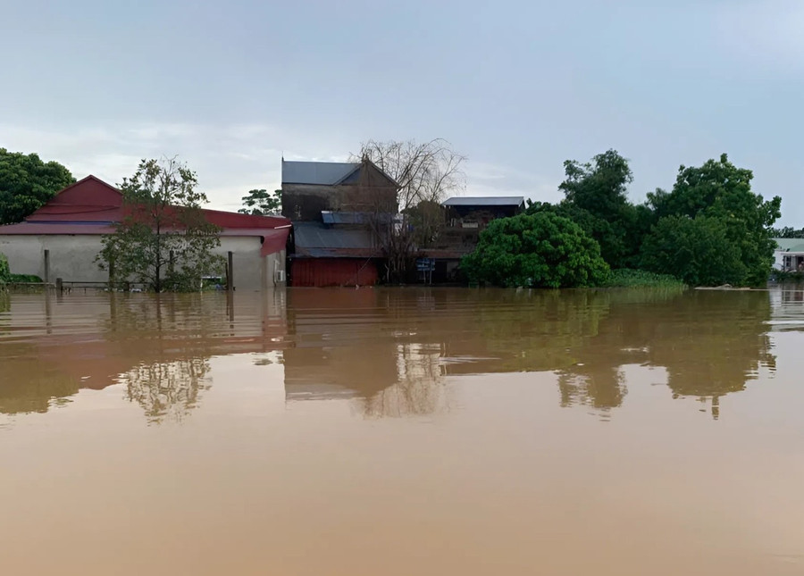 Nhiều ngôi nhà ở xóm Ngọc Lâm ngập sâu trong đợt bão lũ vừa qua Nhiều ngôi nhà ở xóm Ngọc Lâm ngập sâu trong đợt bão lũ vừa qua