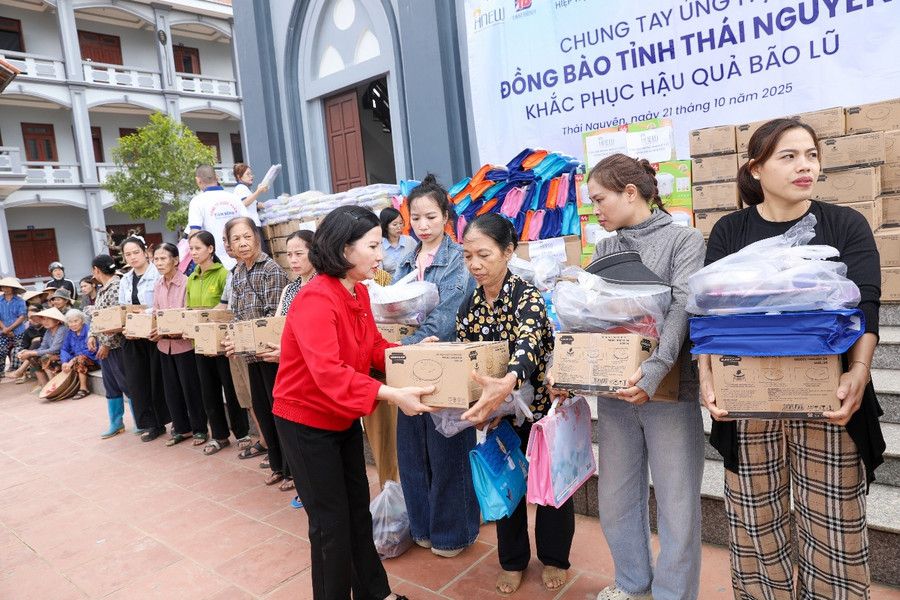 Bà Lê Thị Bình – Tổng giám đốc Dược phẩm Tâm Bình trao quà cho người dân Bà Lê Thị Bình – Tổng giám đốc Dược phẩm Tâm Bình trao quà cho người dân