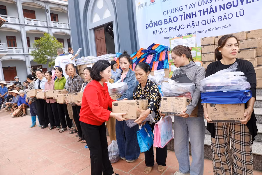 Bà Lê Thị Bình – Tổng giám đốc Dược phẩm Tâm Bình trao quà cho người dân