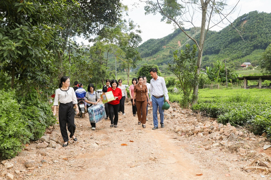 Đoàn đến tận nhà thăm hỏi các hộ dân mất người thân do bão lũ Đoàn đến tận nhà thăm hỏi các hộ dân mất người thân do bão lũ