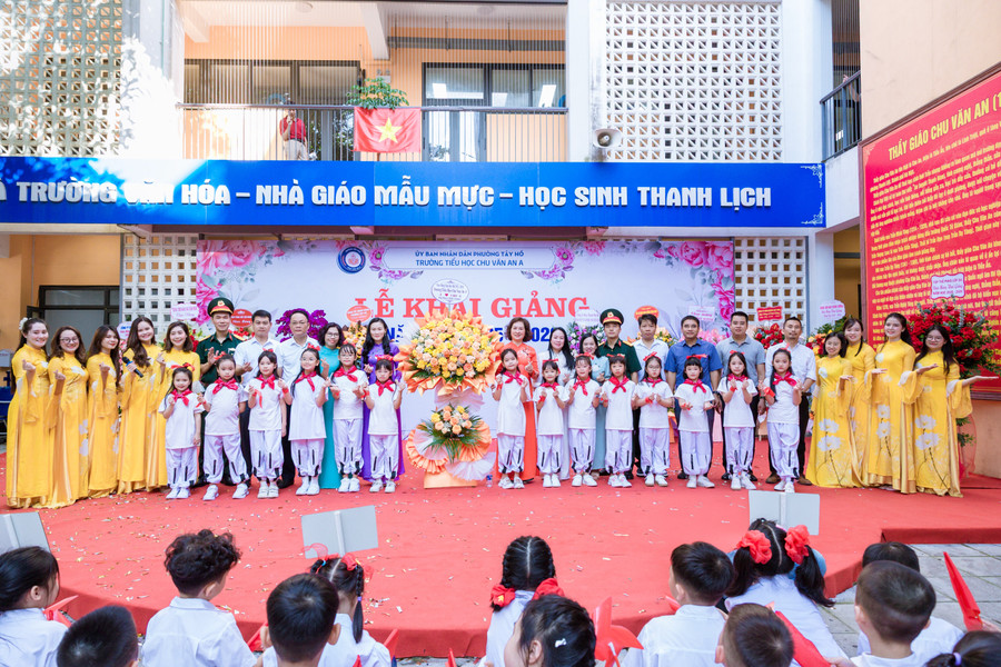 Đại biểu, khách mời chụp ảnh lưu niệm cùng thầy và trò Trường Tiểu học Chu Văn An A trong lễ khai giảng năm học 2025–2026. Đại biểu, khách mời chụp ảnh lưu niệm cùng thầy và trò Trường Tiểu học Chu Văn An A trong lễ khai giảng năm học 2025–2026.