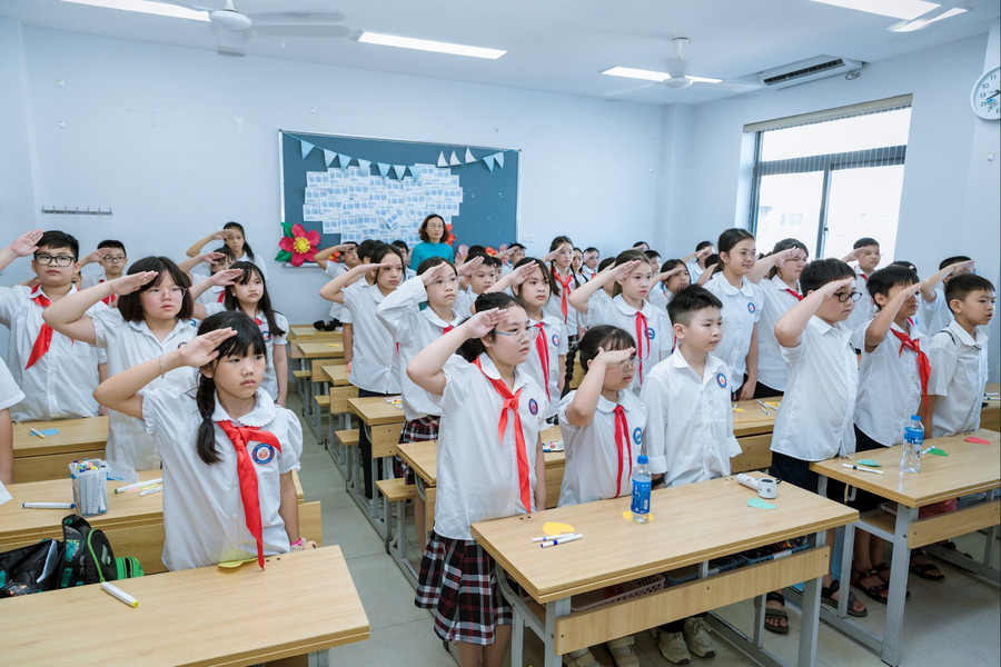 Học sinh Trường Tiểu học Chu Văn An A thực hiện nghi thức chào cờ và hát Quốc ca tại lớp trong ngày khai giảng năm học 2025–2026. Học sinh Trường Tiểu học Chu Văn An A thực hiện nghi thức chào cờ và hát Quốc ca tại lớp trong ngày khai giảng năm học 2025–2026.