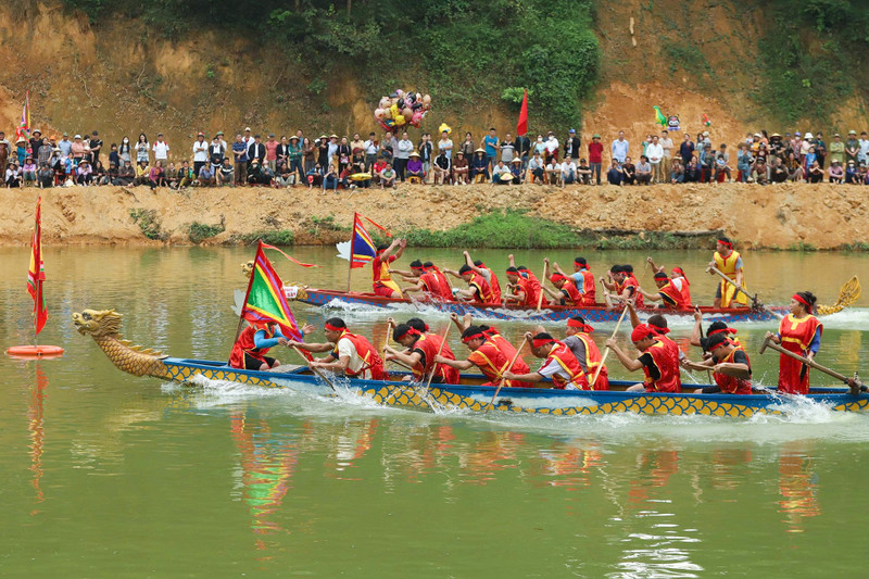 Mỗi đội thi có 14 người đều là người có sức khỏe, kinh nghiệm sông nước. dua-thuyen-1.jpg