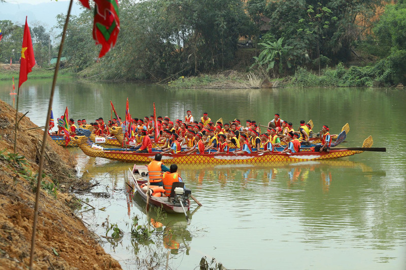 Ngày 20/3, trong khuôn khổ Lễ hội hoa gạo xã Nhân Hòa (Nghệ An) diễn ra cuộc thi đua thuyền với sự tham gia của 6 đội đến từ các thôn, bản trên địa bàn. (Ảnh: Rạng Đông). dua-thuyen-6.jpg