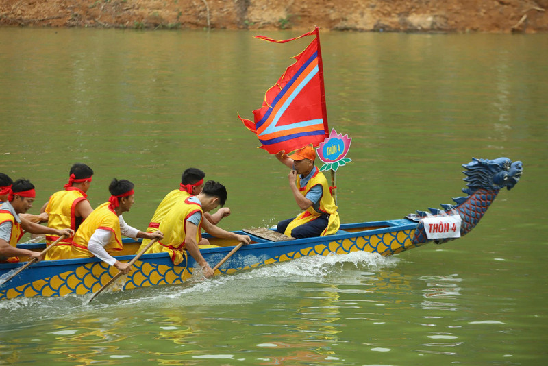 Thuyền đua được trang trí phần đầu và thân hình con rồng với nhiều màu sắc rực rỡ. dua-thuyen-8.jpg