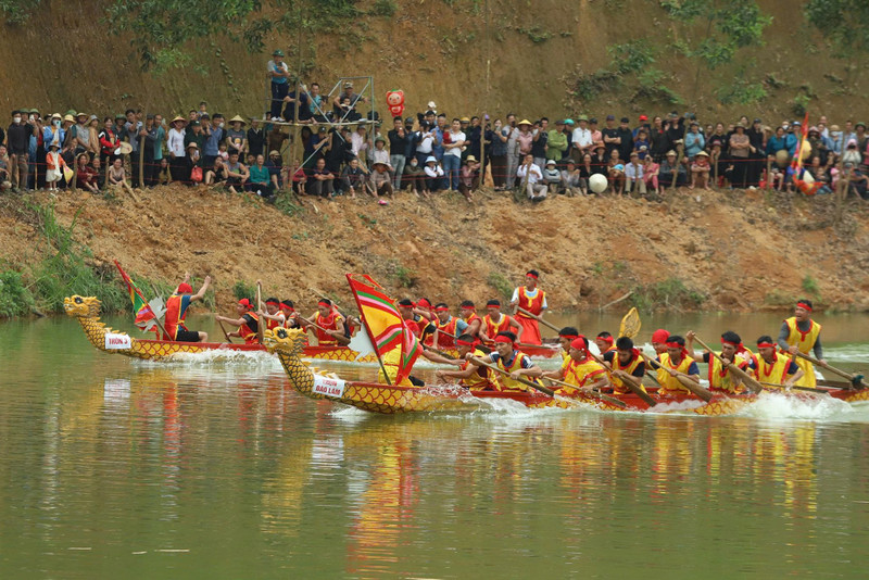 Dòng nước xanh ngọc in bóng những chiếc thuyền rồng được sơn màu vàng, xanh, đỏ rực rỡ. dua-thuyen-2.jpg