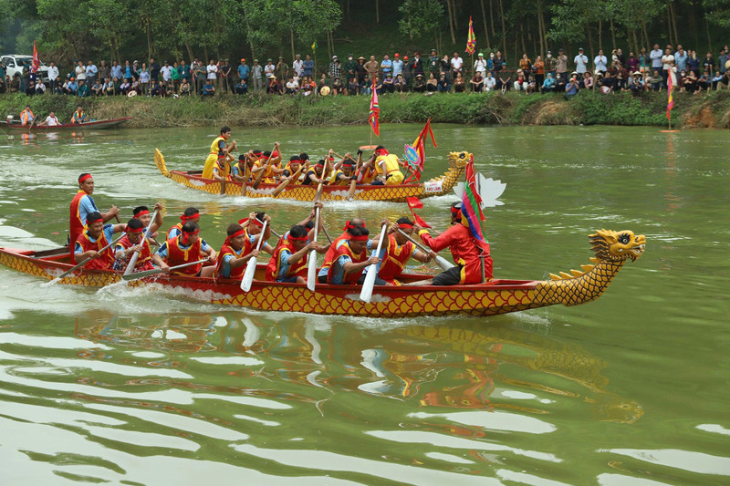Xã Nhân Hòa nằm bên dòng sông Lam nên nhiều gia đình sống bằng nghề đánh cá. Giải đua thuyền ở địa phương có từ lâu đời, hằng năm đều được tổ chức. dua-thuyen-4.jpg