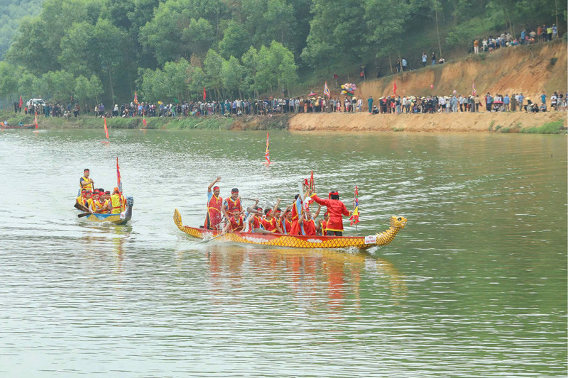 Khu vực tổ chức thi đua thuyền là đập Khe Trơi, với quãng đường đua dài 500m cả chiều đi lẫn chiều về. dua-thuyen-9.jpg