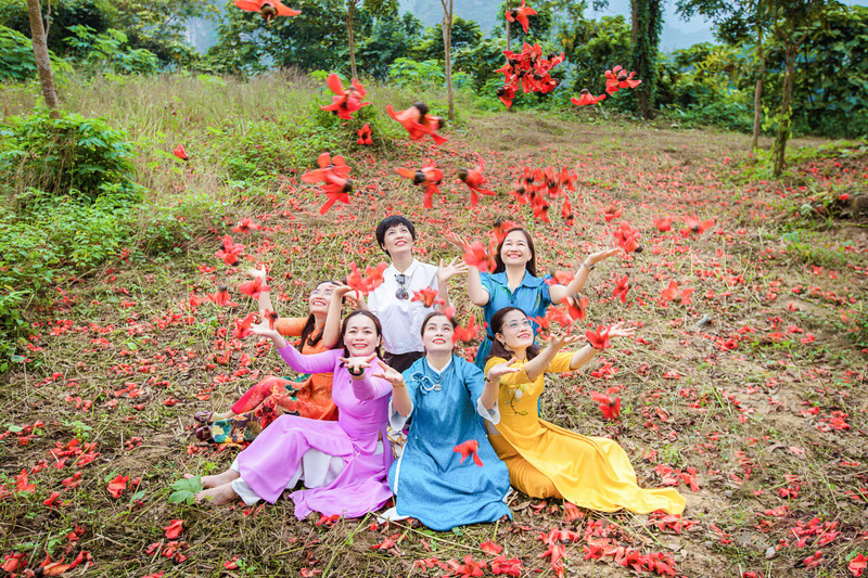 Du khách tranh thủ chụp hình lưu niệm bên bông hoa gạo tháng 3. hoa-gao-2.jpg